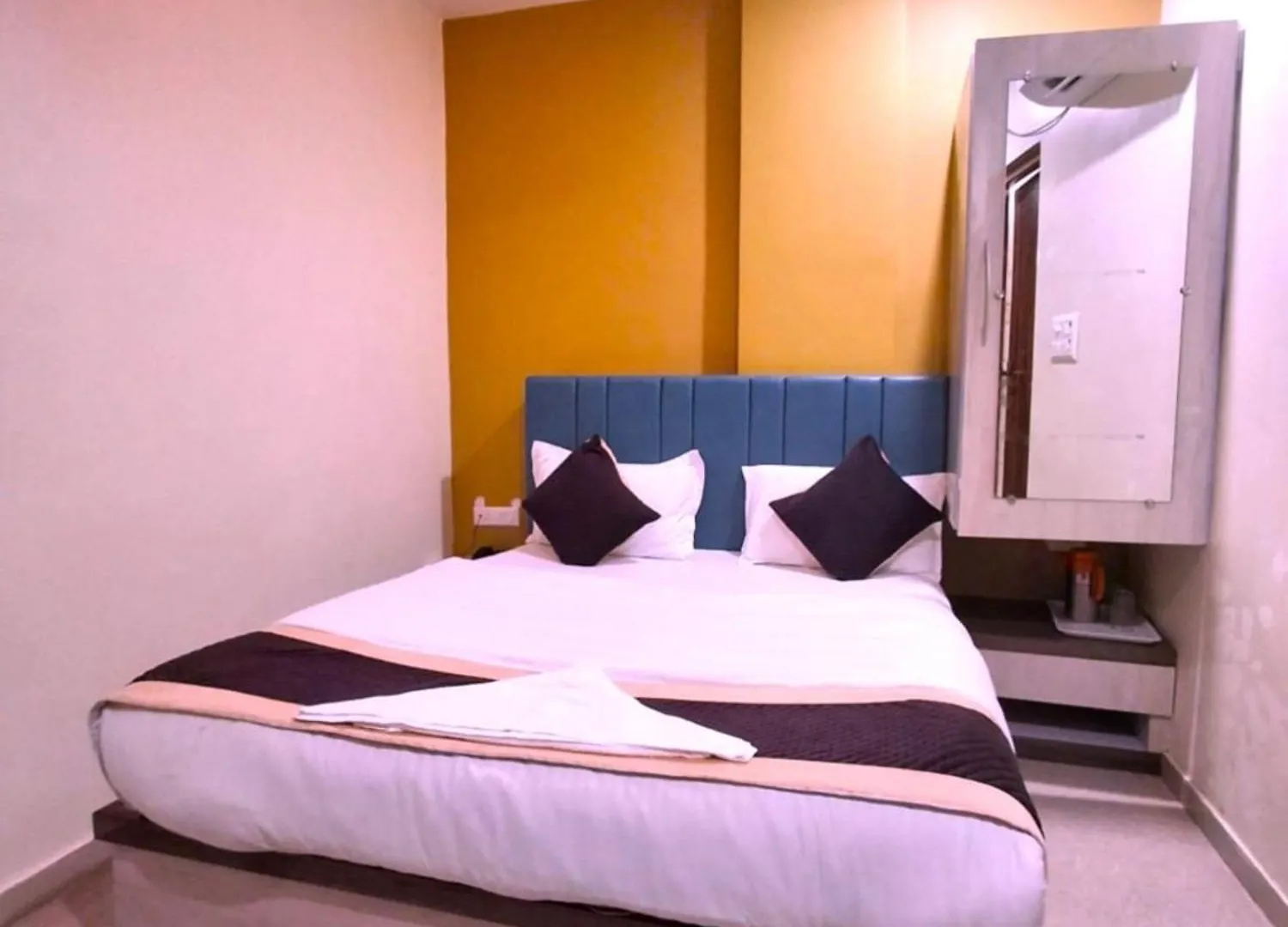 Hotel Medhya Grand Inn Near Shri Kashi Vishwanath Temple Varanasi - Prime Location With Luxury And Spacious Room - Book Now Homestay