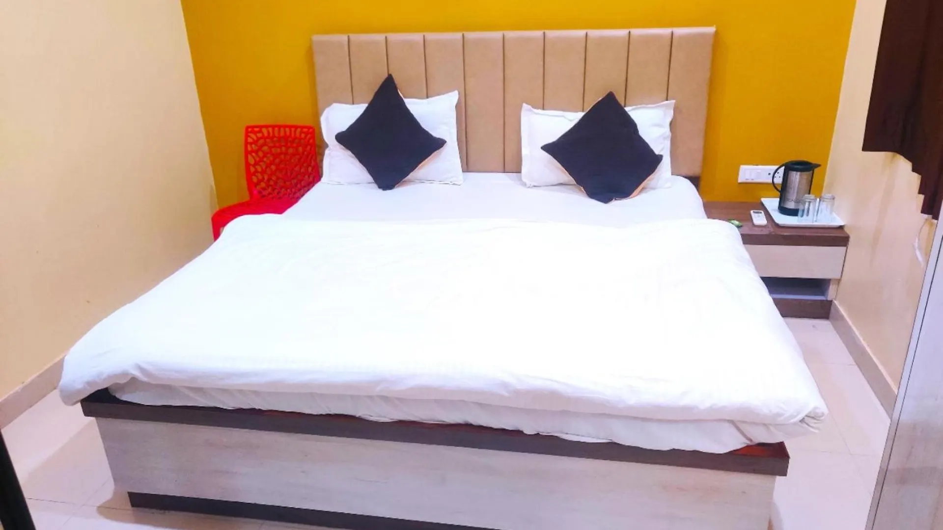 Homestay Hotel Medhya Grand Inn Near Shri Kashi Vishwanath Temple Varanasi - Prime Location With Luxury And Spacious Room - Book Now