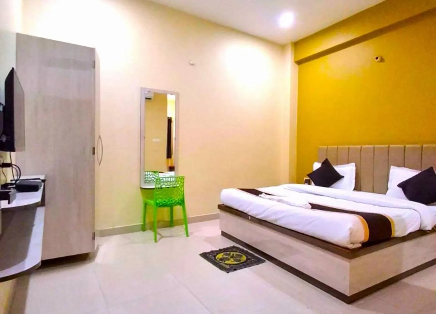 Homestay Hotel Medhya Grand Inn Near Shri Kashi Vishwanath Temple Varanasi - Prime Location With Luxury And Spacious Room - Book Now